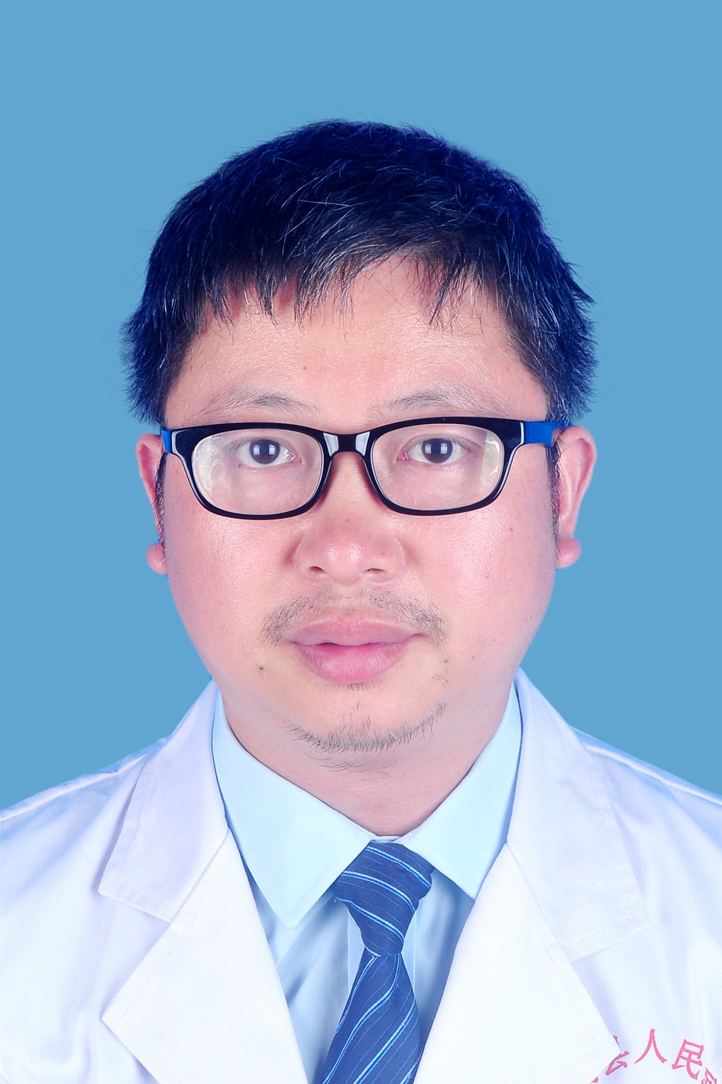 儿科副主任医师 覃章平